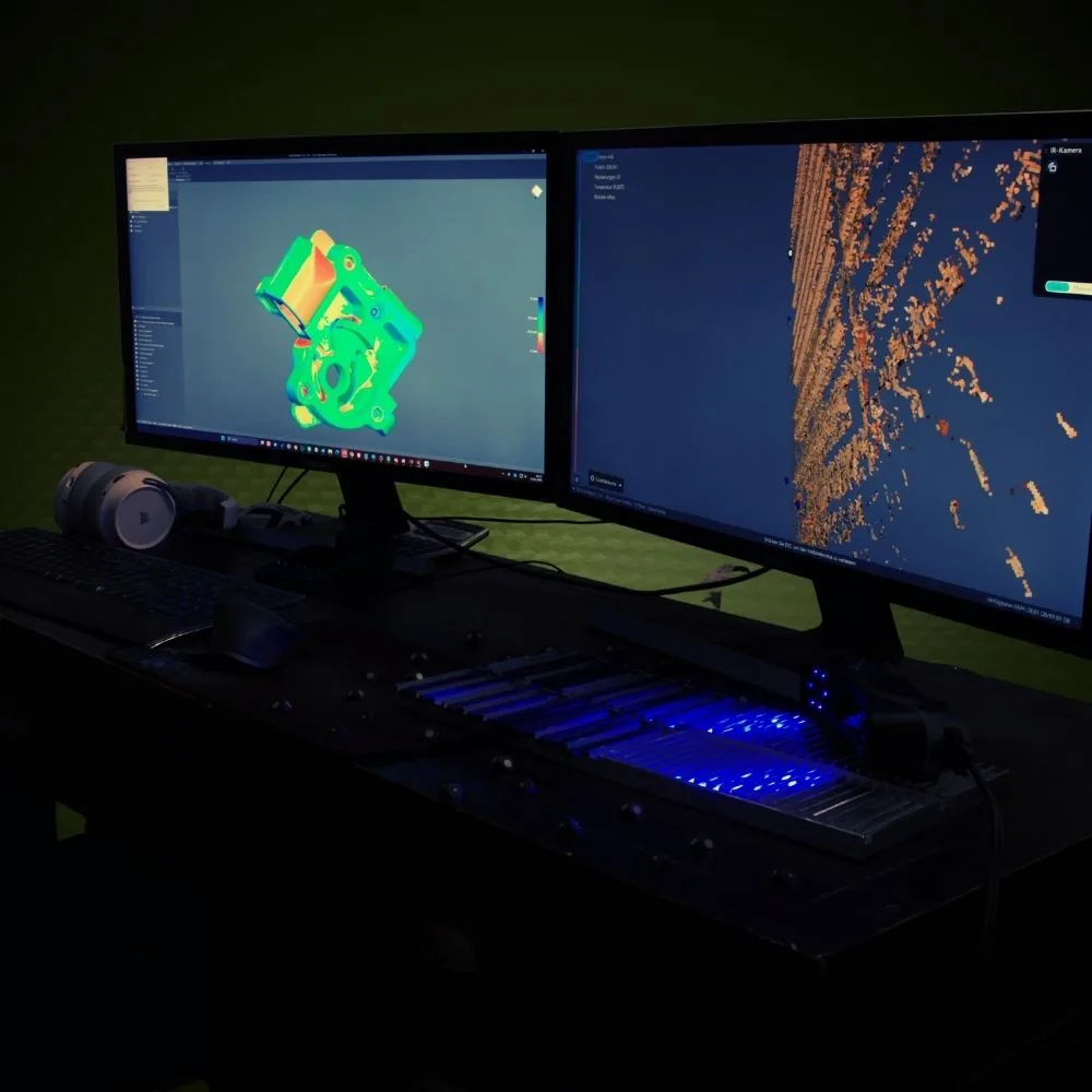Engineering-Arbeitsplatz mit Bauteil und CAD-Modell